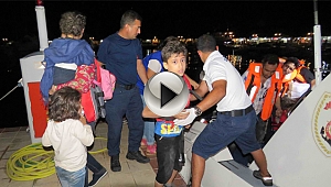 Mülteciler Tekneleri Arızalanınca Yakalandı...