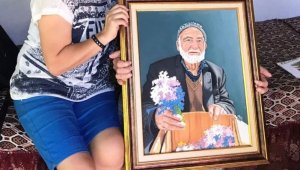 Pazarda görüp resmini yaptığı yaşlı adama tablosunu bir yıl sonra teslim etti