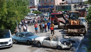 Tırdan düşen iş makinesi ortalığı savaş alanına çevirdi