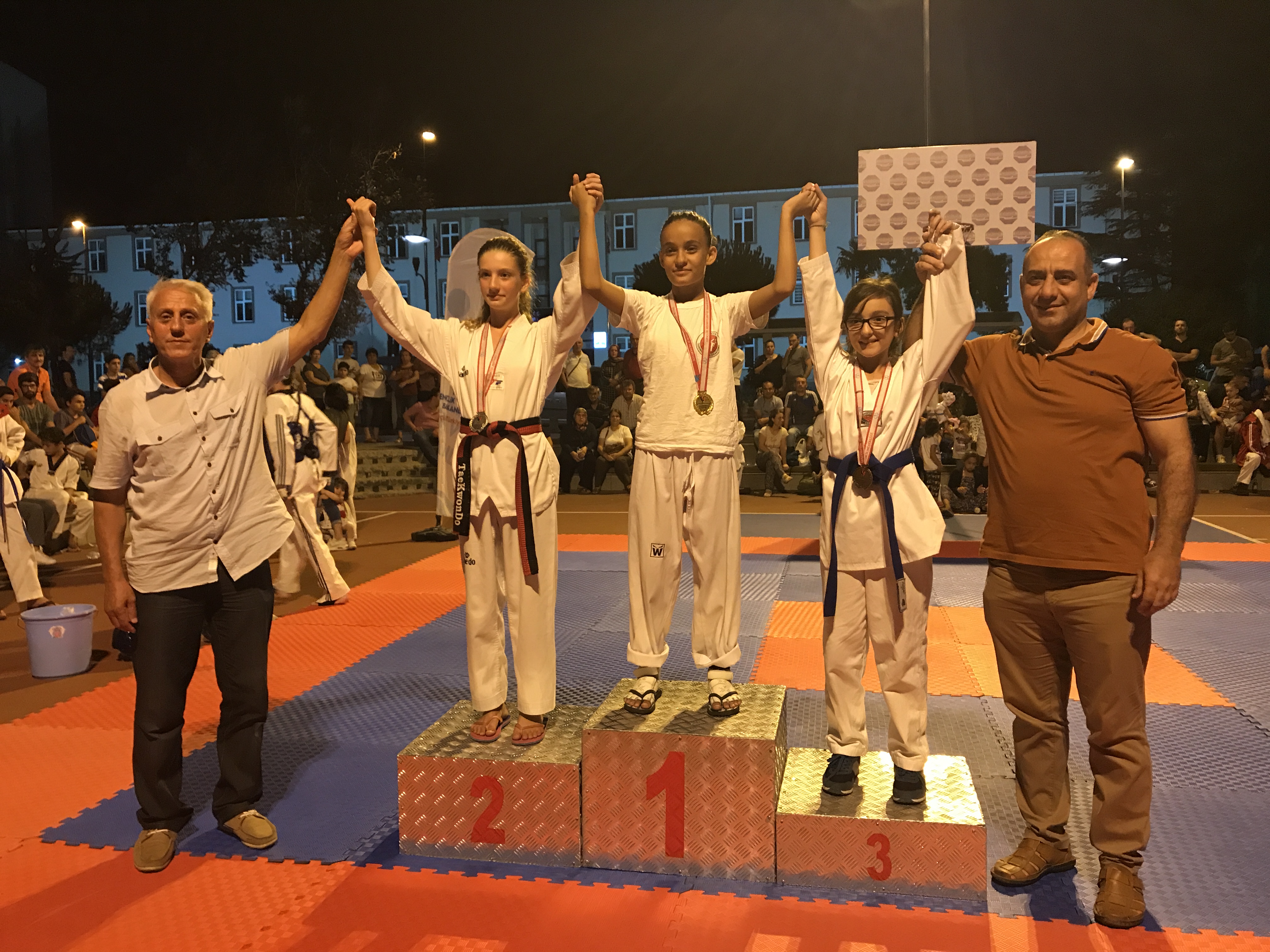 Bahar şenlikleri açık hava taekwondo marmara şampiyonası coşkulu bir kalabalık eşliğinde kordon boyunda yapıldı