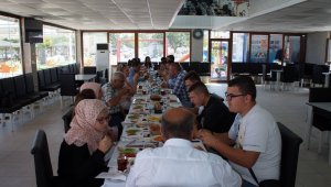 Bosnalı öğrenciler Lapseki'de kahvaltıda bir araya geldi