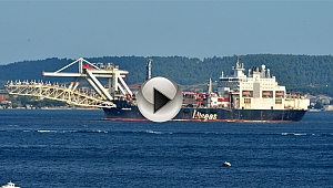 Dev Gemi Çanakkale Boğazı'ndan Geçti...