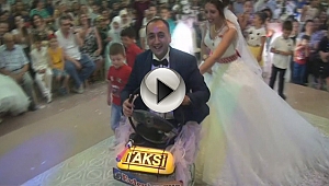 Düğünde, arkadaşlarının damada hediyesi hem gelini hem davetlileri şaşırttı