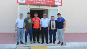 Dünya üçüncüsü güreşçi Aktürk İl Müdür Vekili Bektaş ziyaret etti