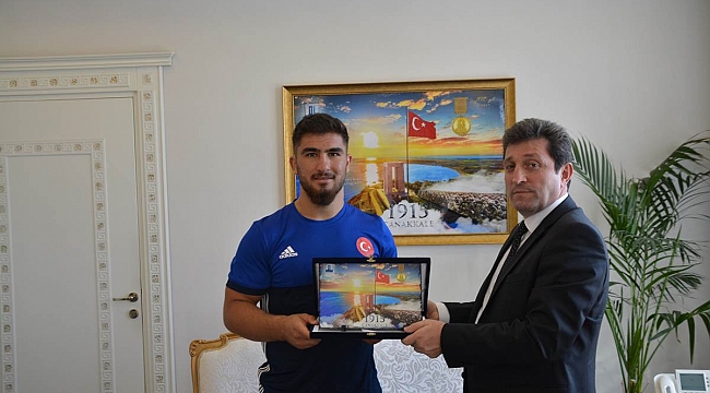 Gençler Dünya Üçüncüsü Milli Güreşçi Feyzullah Aktürk, Vali Orhan Tavlı'yı Ziyaret Etti