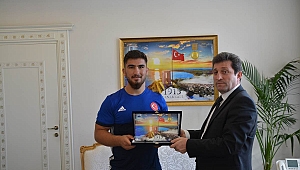 Gençler Dünya Üçüncüsü Milli Güreşçi Feyzullah Aktürk, Vali Orhan Tavlı'yı Ziyaret Etti