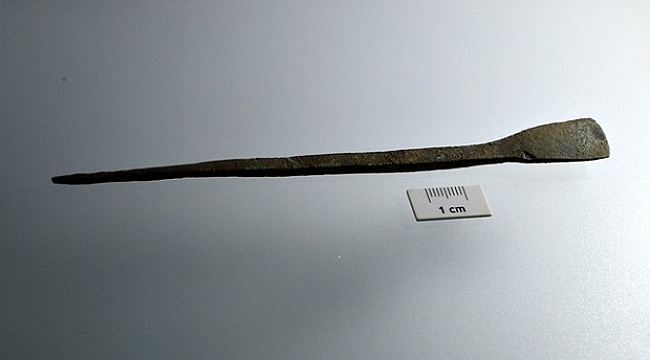Kazılarda 1800 Yıllık Bronz Kalem Bulundu...