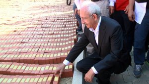 Kılıçdaroğlu, Adalet Anıtı'na tuğla koydu