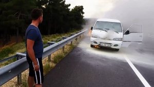 Minibüs otobanda alev alev yandı
