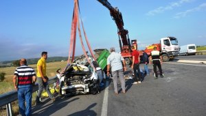 Otomobil traktöre arkadan çarptı 3 kişi yaralandı