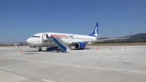 Uçağın lastiği patladı, yolcular mağdur oldu