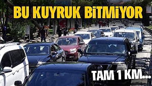 1 Kilometreyi Bulan Araç Kuyruğu Tatilcilerin Dönüş Yolunu Zorlaştırdı...