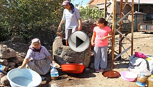 80 yıllık el yapımı taş havuzda ayakları ile ezip üzüm şırası üretiyorlar