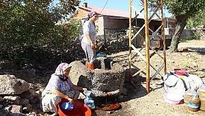 80 yıllık el yapımı taş havuzda ayakları ile ezip üzüm şırası üretiyorlar