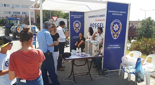 Çanakkale İl Emniyet Müdürlüğü öğrencileri ' İlk Adımda, Dost Eli' standıyla bilgilendirdi