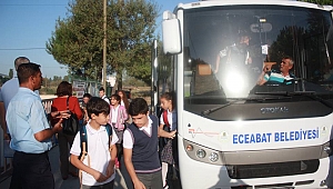 Eceabat'ta öğrencilere ücretsiz okul servisi hizmeti devam ediyor.