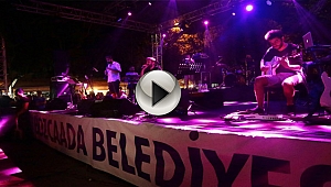 Halil Sezai Bozcaada'da Sahne Aldı, Konser Sırasında Acı Haber Geldi...