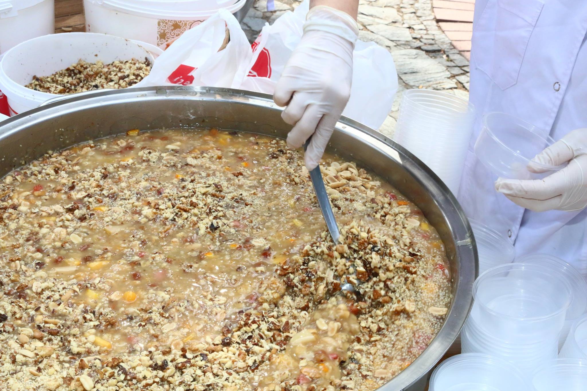 Kepez Belediyesi Aşure dağıttı