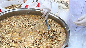 Kepez Belediyesi Aşure dağıttı