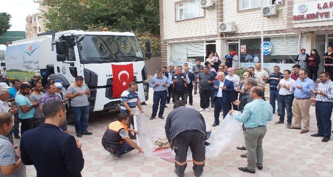 Lapseki Belediyesi yol süpürme aracını hizmete soktu