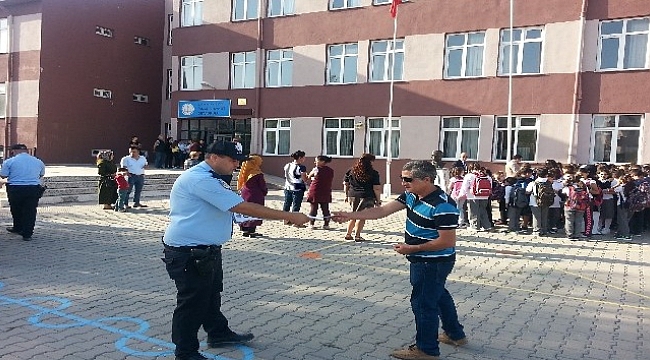 Lapseki'de polisler okullarda güvenlik ve asayiş bilgilendirmesi yaptı