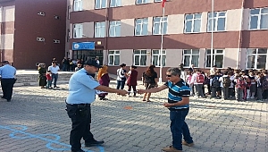 Lapseki'de polisler okullarda güvenlik ve asayiş bilgilendirmesi yaptı