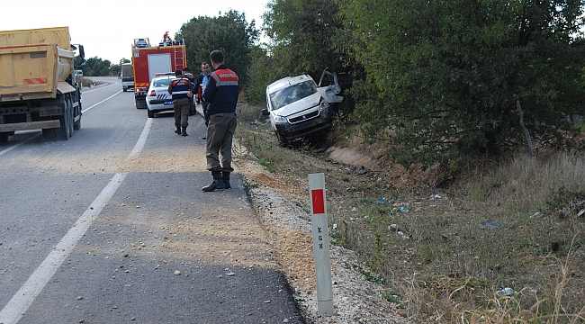  Ağaca çarpan otomobil sürücüsü yaralandı