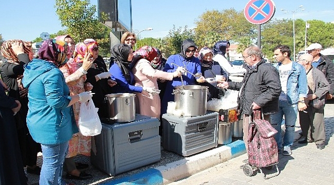 AK Parti Biga İlçe Teşkilatı aşure dağıttı