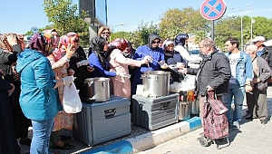 AK Parti Biga İlçe Teşkilatı aşure dağıttı