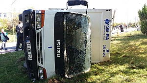Çanakkale'de Su Yüklü Kamyon Devrildi