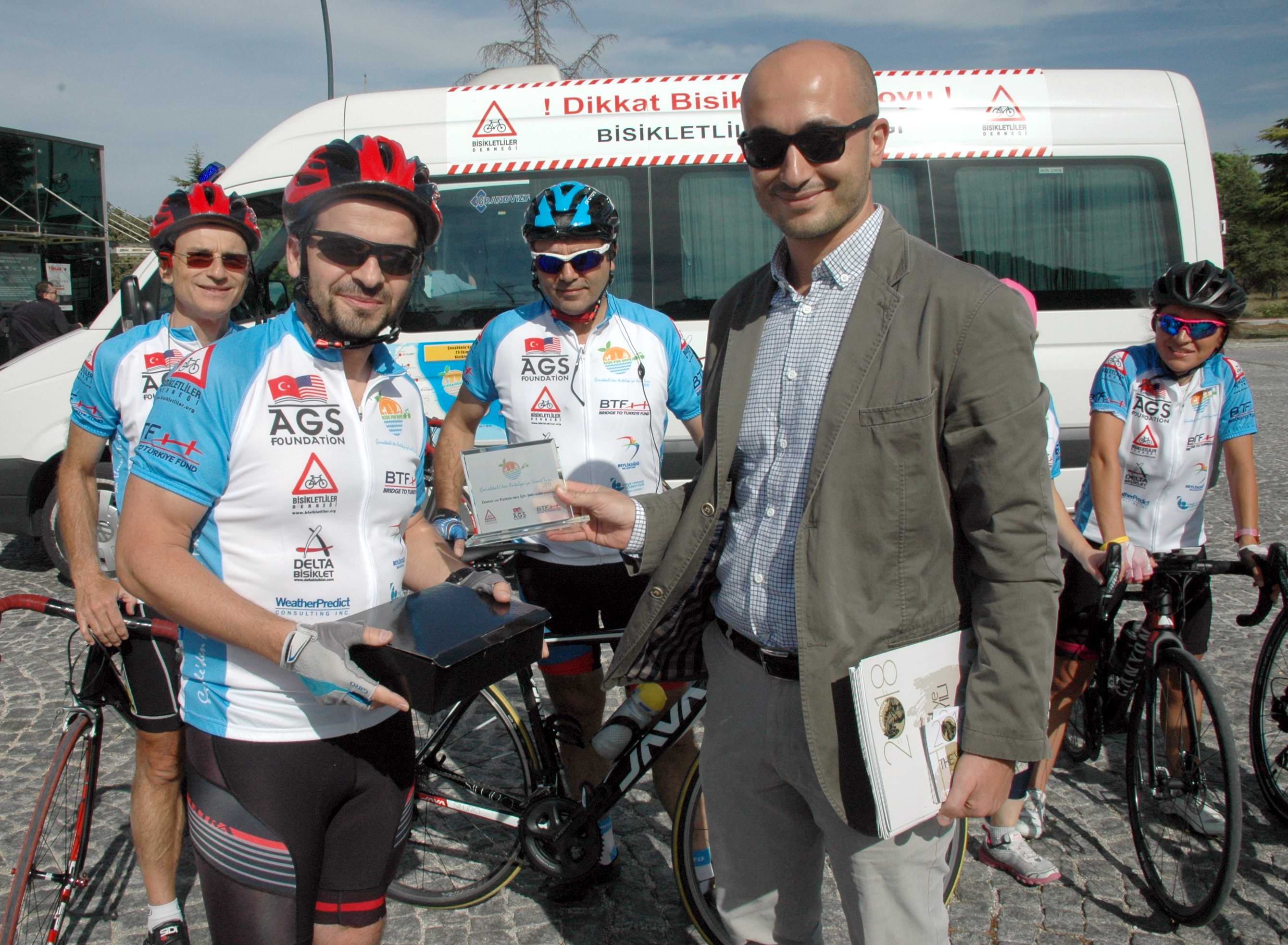 Köy Çocuklarına yardım için bisikletle 1300 km yol kat edecekler