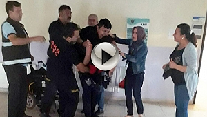 Okulda mahsur kalan engelli öğrencileri itfaiye kurtardı