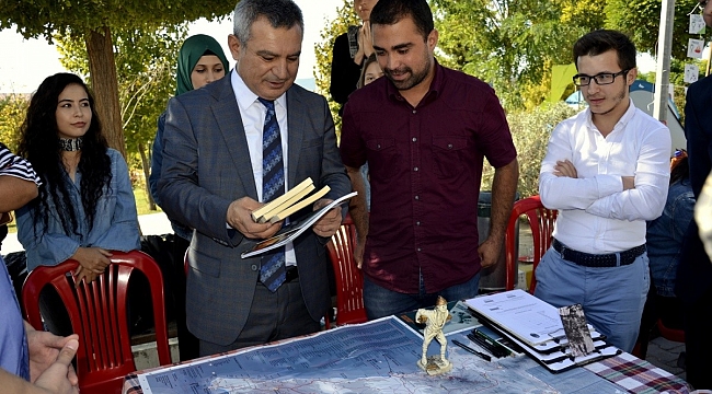 Rektör Acer, öğrenci topluluğu stantlarını gezdi