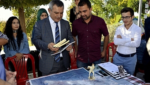 Rektör Acer, öğrenci topluluğu stantlarını gezdi