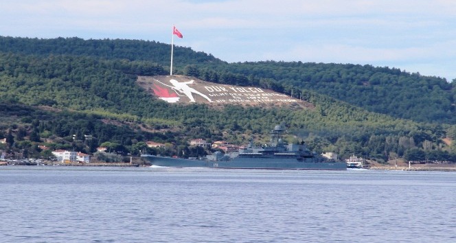 Rus savaş gemisi Çanakkale Boğazı'ndan geçti