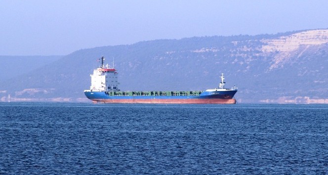 Çanakkale Boğazı'nda arızalanan gemi arızanın giderilmesiyle yoluna devam etti
