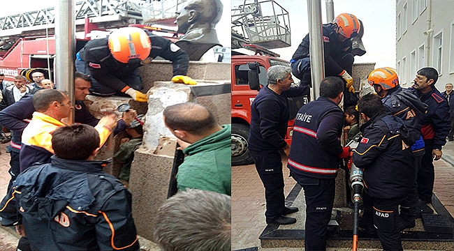 Gelibolu'da Büstün Mermerine Sıkışan Çocuğu İtfaiye Kurtardı...