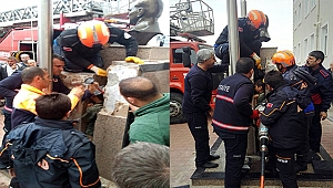 Gelibolu'da Büstün Mermerine Sıkışan Çocuğu İtfaiye Kurtardı...