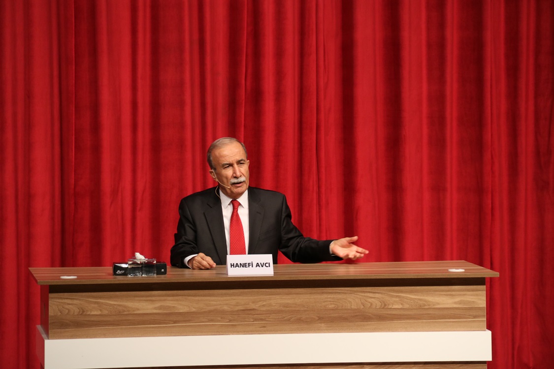 Hanefi Avcı, Biga Belediyesi Kitap Fuarı'nda konuştu