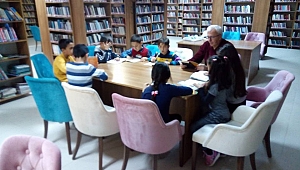 İlkokul öğrencileri hafta sonu kütüphanede
