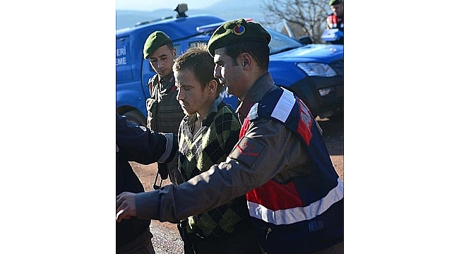 Abisini öldürdü, kendisini eve kilitledi