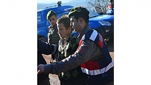 Abisini öldürdü, kendisini eve kilitledi