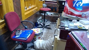 Duvarı delerek kuyumcuyu soydular