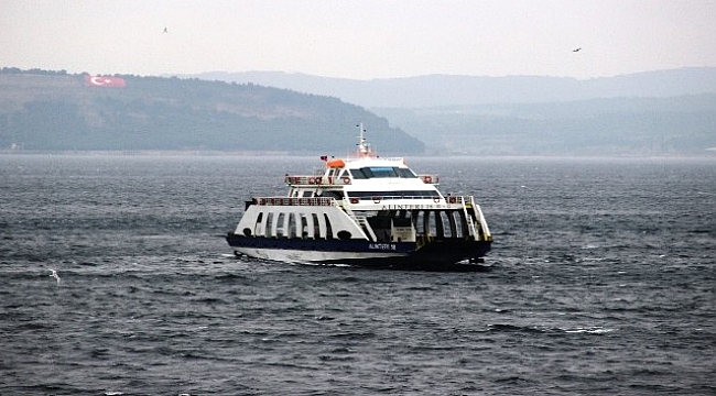 Gökçeada'da feribot seferlerine fırtına engeli