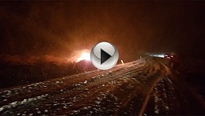 Karda devrilip alev alan otomobilde yanmaktan son anda kurtuldu