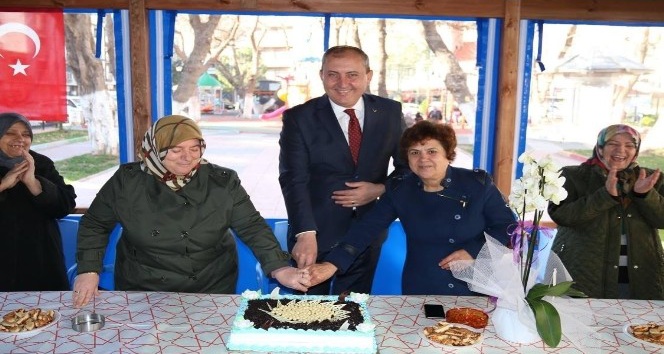 Mahalleli kadınlardan Başkan Işık'a pastalı teşekkür
