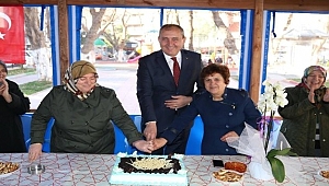 Mahalleli kadınlardan Başkan Işık'a pastalı teşekkür