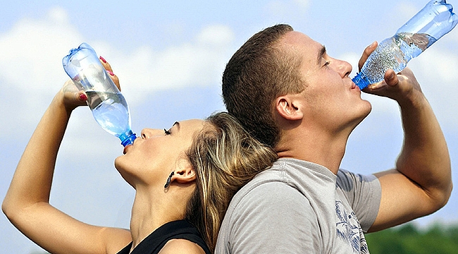 Yeterli su tüketimi hem fiziksel hareketlerinize hem psikolojinize iyi geliyor.