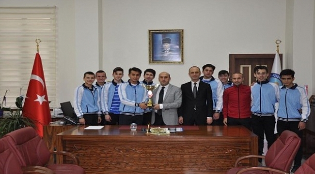 Başarılı voleybolculardan Kaymakam Can'a ziyaret