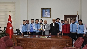 Başarılı voleybolculardan Kaymakam Can'a ziyaret